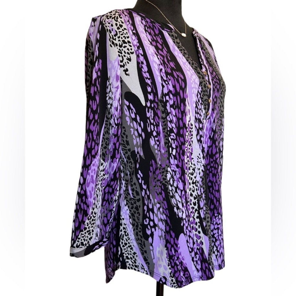 Dana Buchman Woman’s Medium Purple Animal Print 3/4 Sleeve Button-Up V-Neck Top - Picture 4 of 8